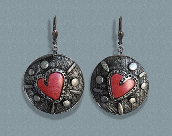 Rote Herzohrringe aus Polymer-Ton - Leichte, handgemachte Ohrhänger