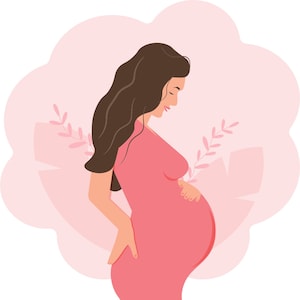 Könnte beinhalten: Eine schwangere Frau in einem rosa Kleid steht mit der Hand auf ihrem Bauch und lächelt. Der Hintergrund ist zartrosa mit floralen Akzenten.