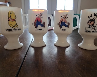 Juego de tazas de pedestal de vidrio opalino vintage de Walt Disney de la década de 1970 con Mickey, Winnie the Pooh y Goofy.