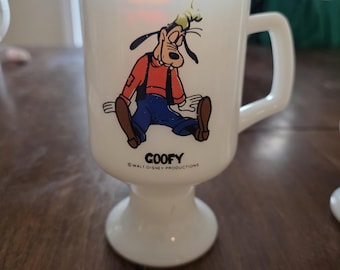 Vintage Walt Disney mjölkglasmuggar piedestal från 1970-talet Musse Puh Långbensset