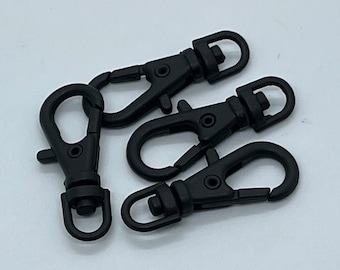 Puede incluir: Cuatro cierres o ganchos giratorios de metal negro. Son ideales para sujetar a bolsos, llaveros u otros artículos.