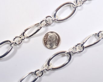 Puede incluir: Cadena de eslabones ovalados de plata, aproximadamente del tamaño de una moneda de diez céntimos de euro.