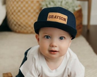 Benutzerdefinierte Kleinkind Kinder Hut | Baby Erwachsene Jugend Snapback | Kindermütze | Personalisierter Namensaufnäher | Schnabel | Schriftoptionen | Veganes Leder