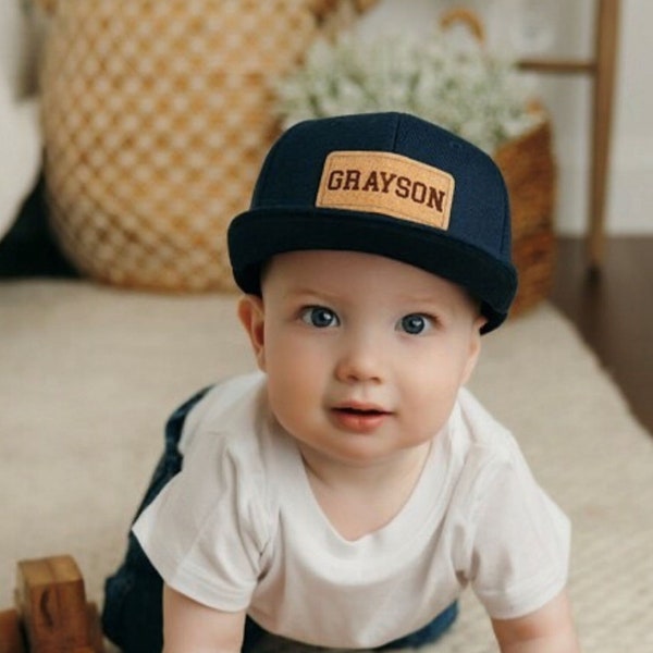 Bonnet personnalisé pour tout-petit | Snapback bébé adulte jeune | Casquette enfant | Patch nominatif personnalisé | Facture plate | Options de police | Cuir végétalien