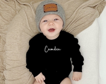 Personalisierte Mütze und Name Strampler | Neugeborene Säugling Kleinkind | Individuell | Weiches Material | Babymitteilung | Nach Hause kommen Outfit