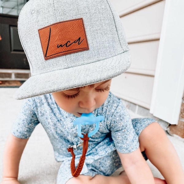 Benutzerdefinierte Babymütze | Säugling Kleinkind Kinder Erwachsene Jugend Snapback | Schriftoptionen | Kindermütze | Personalisierter Name | Schnabel | Vegan Leder Aufnäher