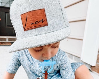 Benutzerdefinierte Babymütze | Säugling Kleinkind Kinder Erwachsene Jugend Snapback | Schriftoptionen | Kindermütze | Personalisierter Name | Schnabel | Vegan Leder Aufnäher