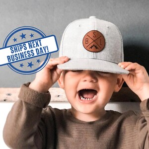 Gorra Snapback con iniciales personalizadas y símbolo para bebés, niños pequeños y adultos.