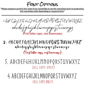 Peut inclure: Image pr&eacute;sentant des options de polices pour des produits personnalis&eacute;s. Comprend des exemples de styles manuscrits et de blocs, avec des variations de capitalisation. Le texte indique "FONT OPTIONS" et des instructions.
