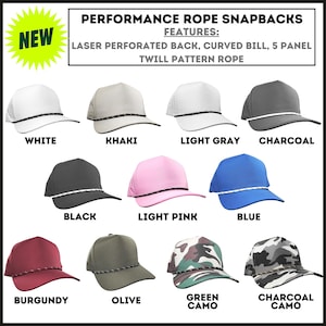 Może przedstawiać: Kolekcja czapek z daszkiem Performance Rope Snapback w r&oacute;żnych kolorach, w tym białym, khaki, jasnoszarym, węglowym, czarnym, jasnor&oacute;żowym, niebieskim, bordowym, oliwkowym, zielonym moro i węglowym moro. Każda czapka ma perforowany laserowo tył.