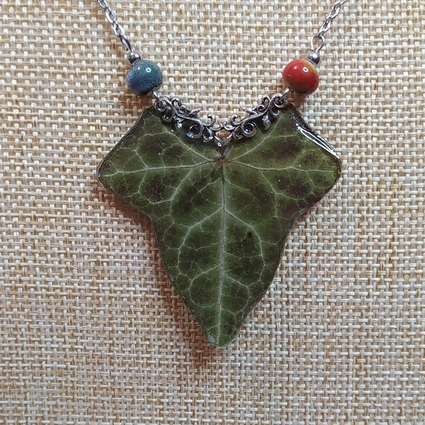 Echte Ivy Leaf in hars ketting, botanische ketting, geperst blad hanger, Art Nouveau charme hanger, Valentijnsdag geschenk, sprookjescadeau