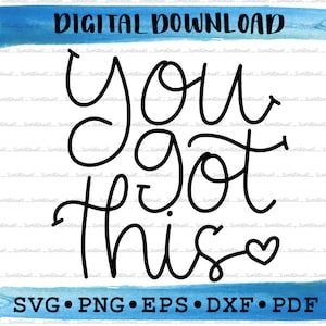 Pode incluir: Gráfico de download digital em preto e branco com o texto "You got this" em uma fonte manuscrita. Um pequeno coração é incluído no final do texto. O gráfico está sobre um fundo de aquarela azul com o texto "SVG PNG EPS DXF PDF" na parte inferior.
