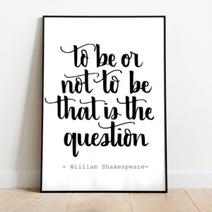 Op de afbeelding: Zwart-witte printbare wandkunst met een citaat in cursief schrift: "To be or not to be that is the question - William Shakespeare -"
