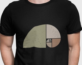 Peut inclure: Un t-shirt noir à manches courtes arborant un graphique de la spirale du nombre d'or sur la poitrine. Le motif se compose de formes segmentées dans des tons vert olive, beige clair et marron, avec une texture vieillie et usée.
