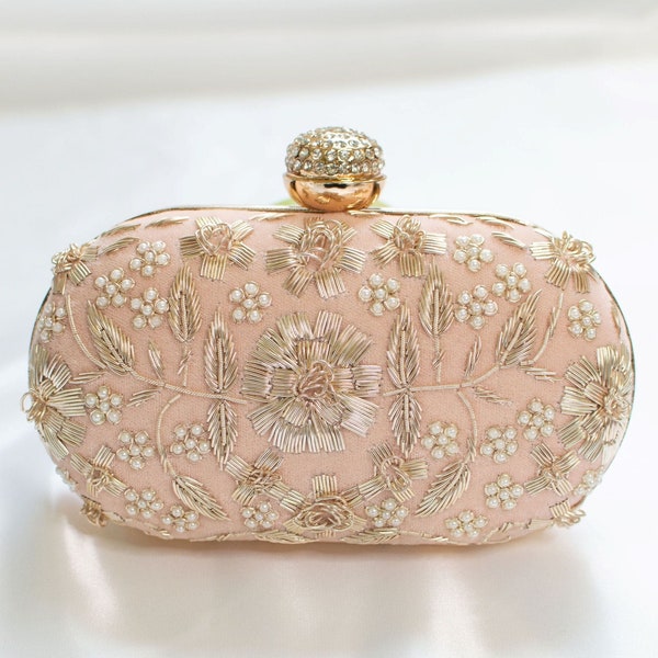 Roe - Peach Clutch pour femmes ~ Travail Zardozi ~ Embellissement de perles ~ Bracelet de chaîne en or ~ Pochette de designer ~ sac de mariage ~ sac de soirée ~ pochette de fête pour femmes