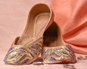 Damas bordadas en oro y púrpura Punjabi Jutti, Khussa, Mojari, Bridal, zapato de cuero Jutti, jutti paquistaní, zapato jutti para mujeres, zapato plano