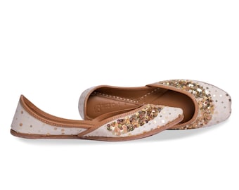 Off-White lentejuelas trabajo señoras Punjabi Jutti, Khussa, Mojari, brida, zapatos de cuero Jutti, zapatos de jutti para las mujeres, jutti pakistani, zapatos planos