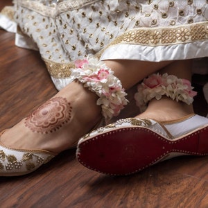 White Women&#39;s Punjabi Jutti with Gold Zardozi, Khussa, Mojari, Bridal, Jutti leather shoe, pakistani jutti, flat shoe, jutti shoe for ladies