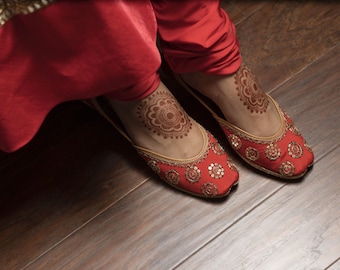 Red damas diseñador lentejuelas Punjabi Jutti, Khussa, Mojari, Brida, zapatos de cuero Jutti, zapatos de jutti para mujer, jutti pakistani, zapatos planos