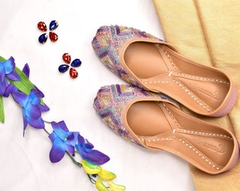 Multicolore Perles lilas Dames Punjabi jutti, Khussa, Mojari, Mariée, Jutti chaussures en cuir, jutti chaussures pour femmes, jutti pakistanais, chaussures plates