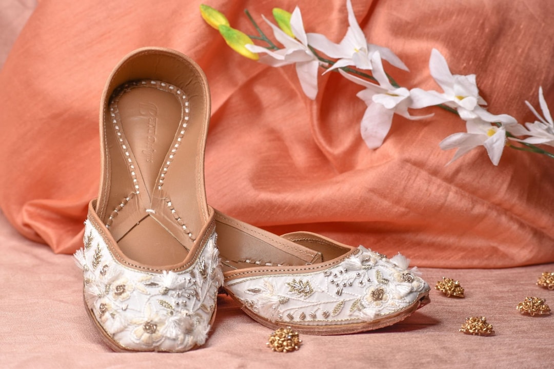 White Feathered Womens Punjabi Jutti With Zardozi & Tassel Handwork