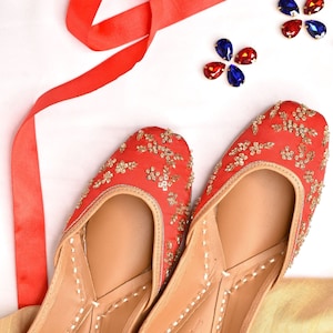Red Punjabi Womens Jutti with gold embroidery, Khussa, Mojari, Bridal, Jutti leather shoes, jutti shoe for women, pakistani jutti, flat shoe