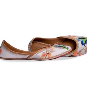 3D Pattern Hand-embroidered Ladies Jutti, Khussa, Mojari, Bridal, Jutti leather shoes, jutti shoes for women, pakistani jutti, flat shoes
