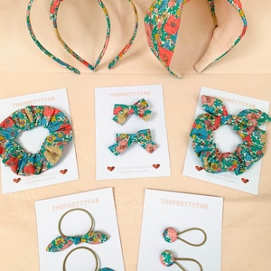 Liberty Hair accessoarer presentset. Handgjord stor hårsnodd, rosetthårband, rosetthårspänne, flätade noppar. Matchande accessoarer