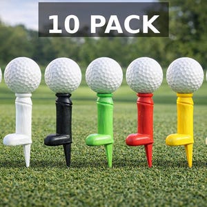 Peut inclure: Un lot de dix tees de golf avec des balles blanches. Les tees sont de différentes couleurs : bleu, blanc, noir, vert, rouge, jaune et beige. Le texte "10 PACK" est affiché en haut de l'image.
