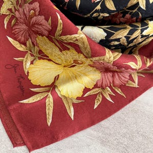 K&ouml;nnte beinhalten: Rustikales Holzschild mit dem Text "Welcome to our home" in wei&szlig;er Schrift. Das Schild hat eine Used-Optik und ein schlichtes, einladendes Design, ideal f&uuml;r die Dekoration der Haust&uuml;r.