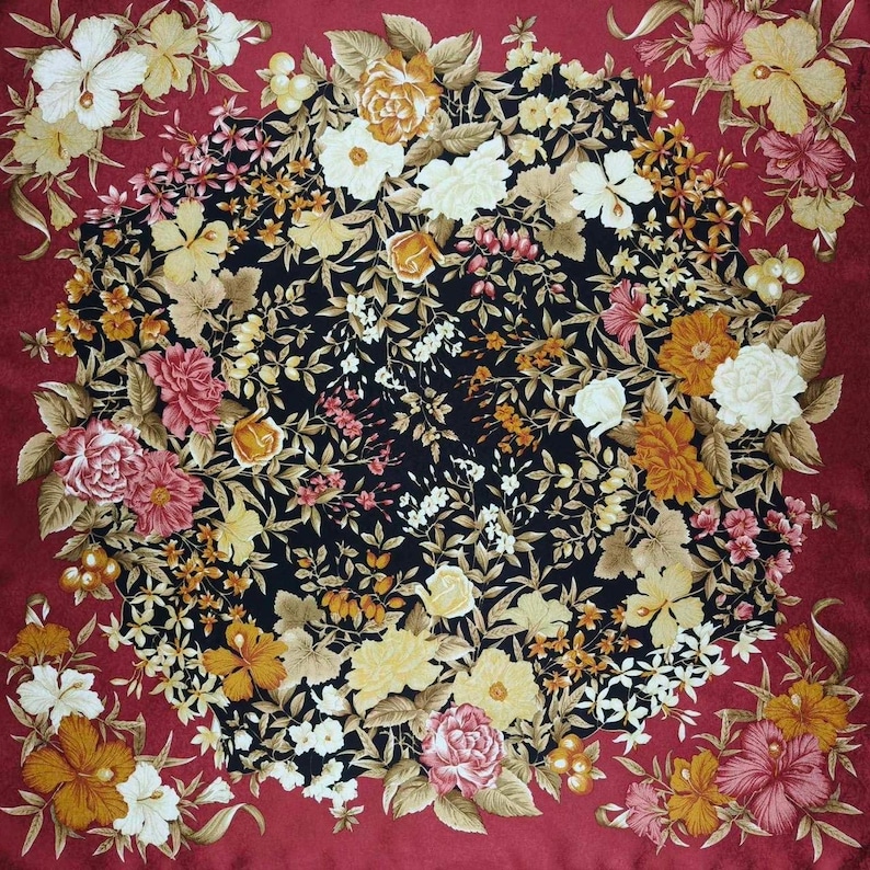 K&ouml;nnte beinhalten: Quadratisches Tuch mit floralem Muster. Das Tuch hat einen dunklen Hintergrund mit einer zentralen Blumenanordnung in Gelb-, Rosa- und Wei&szlig;t&ouml;nen. Der Rand ist tiefrot. Das Tuch ist wahrscheinlich aus Seide oder einem &auml;hnlichen Stoff.