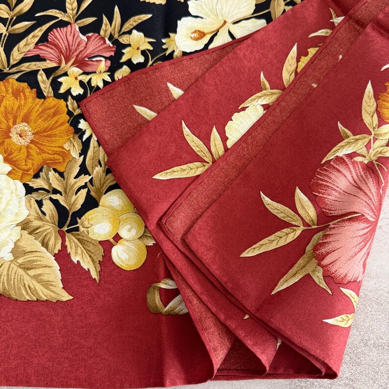 K&ouml;nnte beinhalten: Rustikales Holzschild mit dem wei&szlig;en Schriftzug "Welcome to our home". Das Schild hat eine Used-Optik und ein schlichtes, einladendes Design f&uuml;r den Eingangsbereich.