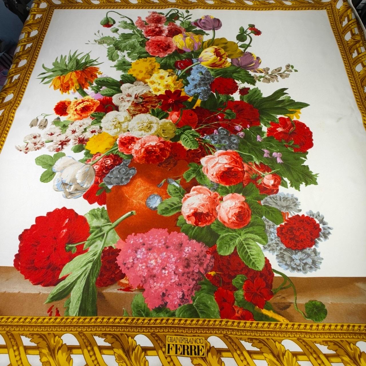 GIANFRANCO FERRE Sciarpa di seta vintage 34 x 34 pollici Italia