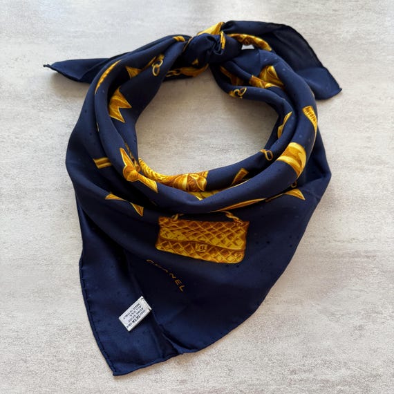 CHANEL シルク　スカーフ　イタリア製　ヴィンテージ CHANEL シャネル イタリア製 ロゴ チェーン柄 大判 シルク