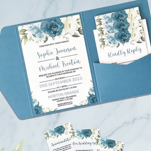 Altblaue Pocket Fold Style Hochzeitseinladungs-Reihe mit Umschlag - vollständig angepasste Einladungen mit einem staubblauen Aquarell-Blumen-Touch