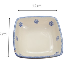 Könnte beinhalten: Eine quadratische Keramikschüssel mit einem blauen und weißen Blumenmuster. Die Schüssel hat einen Durchmesser von 12 cm.