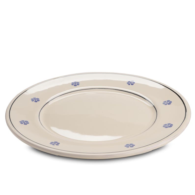 Pu&ograve; includere: Un piatto in ceramica color crema con un bordo blu e un motivo di fiori blu intorno al bordo.