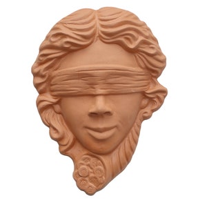 Dea bendata in terracotta da appendere alla parete