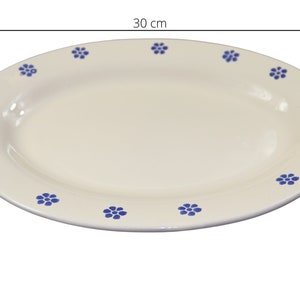 Handgjort ovalt serveringsfat i keramik med blomdetalj (30 cm x 23 cm)