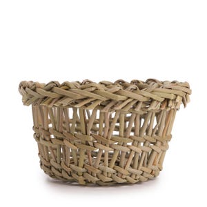 Può includere: Un cestino rotondo, tessuto a mano, realizzato in vimini naturale marrone chiaro. Il cestino ha una parte superiore ampia e aperta e una base robusta e intrecciata. I lati sono costruiti con supporti verticali e tessitura orizzontale, creando un aspetto strutturato. Per conservare o esporre.