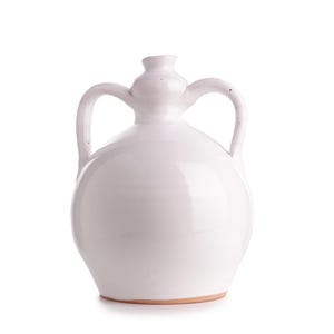 Peut inclure: Une cruche en céramique blanche avec deux anses et un petit bec. La cruche a un corps arrondi et une finition lisse et brillante. La base de la cruche est de couleur marron clair.