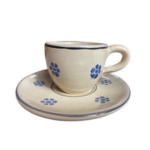 Taza de café para espresso y plato pequeño para servir.