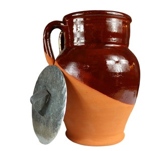 Handgjord terrakottakruka Pignata, traditionell italiensk kokkärl för öppen spis