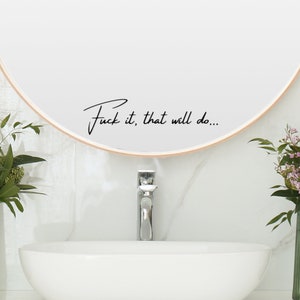 Calcomanía para espejo con frase divertida: "Al diablo, eso servirá". Calcomanía de vinilo moderna y grosera para decoración de baño. Afirmación para espejo. imagen 1