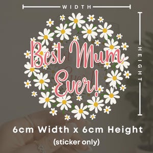 Puede incluir: Adhesivo redondo con el texto "Best Mum Ever!" en rosa, rodeado por un borde de flores de margarita. El adhesivo mide 6 cm de ancho y 6 cm de alto.