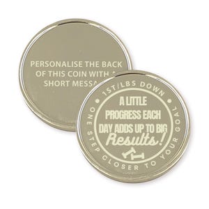 Puede incluir: Moneda motivacional plateada con el texto "1st/LBS DOWN &bull; ONE STEP CLOSER TO YOUR GOAL &bull; A LITTLE PROGRESS EACH DAY ADDS UP TO BIG Results!"