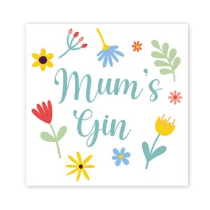 Może przedstawiać: Kwadratowa biała grafika z napisem "Mum's Gin" w turkusowym skrypcie, otoczona kolorowymi ilustracjami kwiatowymi. Kwiaty obejmują ż&oacute;łte, czerwone i niebieskie kwiaty oraz zielone liście. Projekt jest wesoły i dekoracyjny.