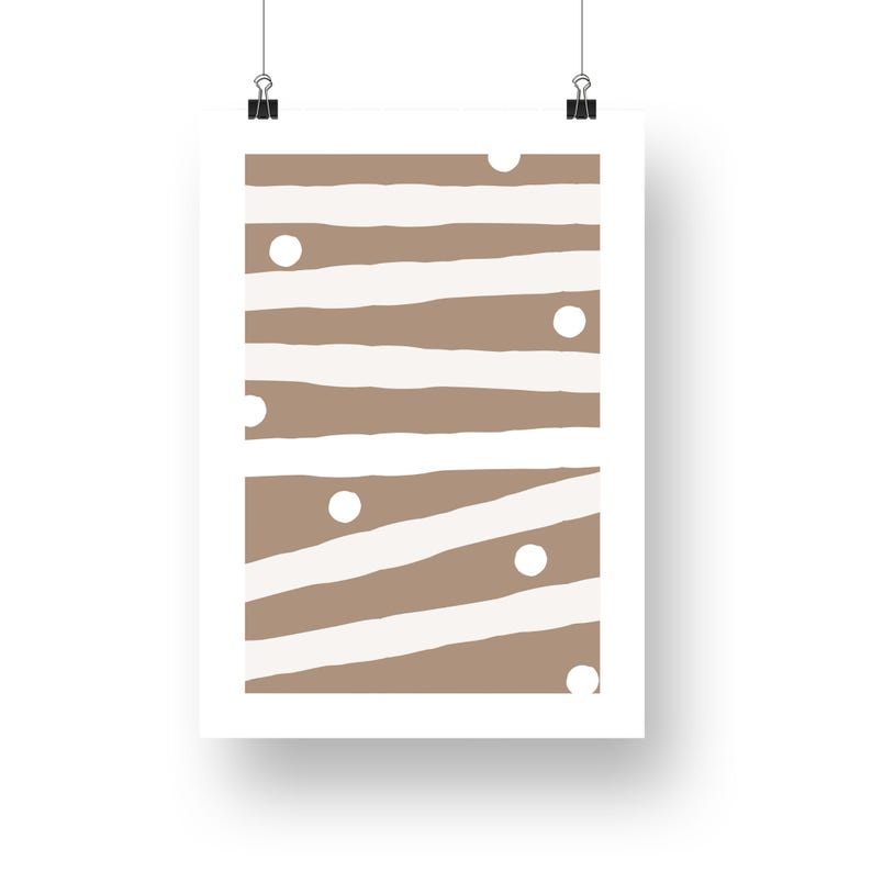 Op de afbeelding: Een digitale kunstprint met een abstract patroon in bruin en wit. Het patroon heeft horizontale en diagonale strepen met witte cirkels die eroverheen zijn verspreid.