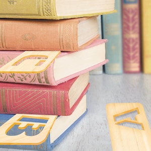A-Z Dividers For Books - Alphabetical Order, Wooden Markers, Organise, Book Separator, Storage Label, Book Shelf, Home Libary Gift bild 3