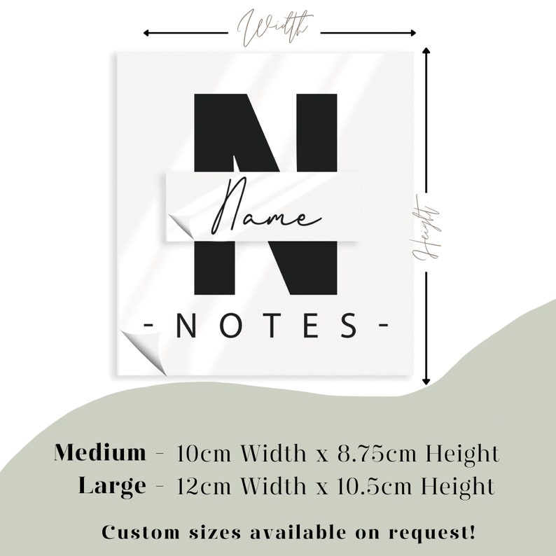 Pode incluir: Um design imprim&iacute;vel em preto e branco para um bloco de notas. O design apresenta uma grande letra N preta com a palavra "Name" escrita em it&aacute;lico sobre um ret&acirc;ngulo branco sobre a letra. O texto "NOTES" est&aacute; escrito em preto abaixo da letra. O design est&aacute; dispon&iacute;vel em dois tamanhos: 10 cm de largura por 8,75 cm de altura e 12 cm de largura por 10,5 cm de altura.